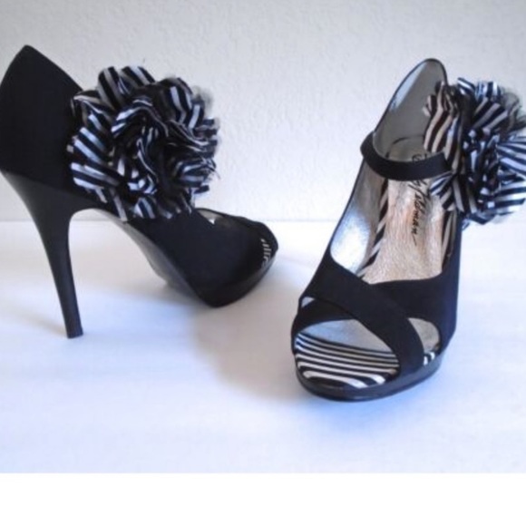Beverly Feldman black pump with white and black flower on ankle strap - Picture 2 of 14